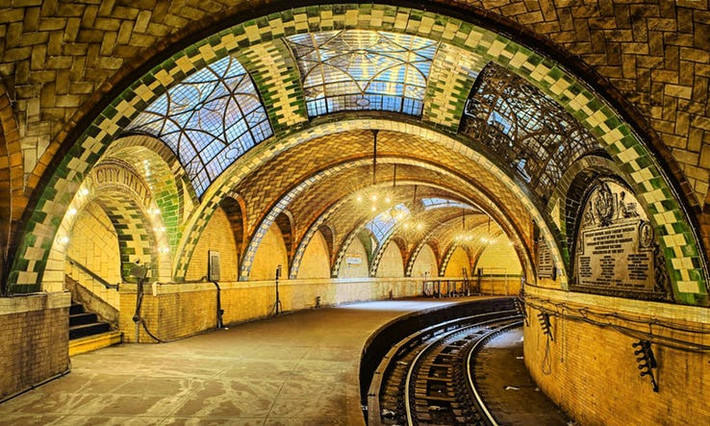 Theo The Richest, có một ga tàu bí mật có tên Track 61 ở trung tâm Manhattan. Nhà ga này nằm dưới Waldorf Astoria, một trong những khách sạn sang trọng ở New York. Cựu Tổng thống Mỹ George Bush được cho là từng sử dụng nhà ga này.