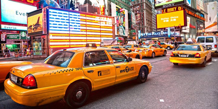 Taxi vàng ở New York là loại phương tiện giao thông phổ biến ở thành phố này. Tuy nhiên ít ai biết rằng ban đầu taxi này có màu đỏ và xanh cho tới năm 1907.