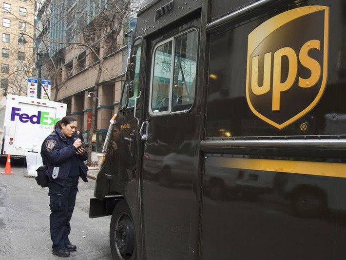 Nhiều công ty giao hàng như UPS và FedEx buộc phải trả một khoản tiền lớn để có được những chỗ đậu xe thuận tiện trên đường phố đông đúc ở New York.