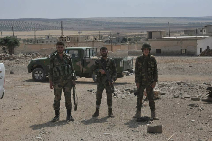 Cùng lúc, các đơn vị pháo binh và tên lửa Quân đội Syria dồn dập oanh kích căn cứ của IS ở phía tây nam al-Safa, qua đó phá hủy hai xe quân sự hạng nặng của bọn chúng. Ảnh: AMN.