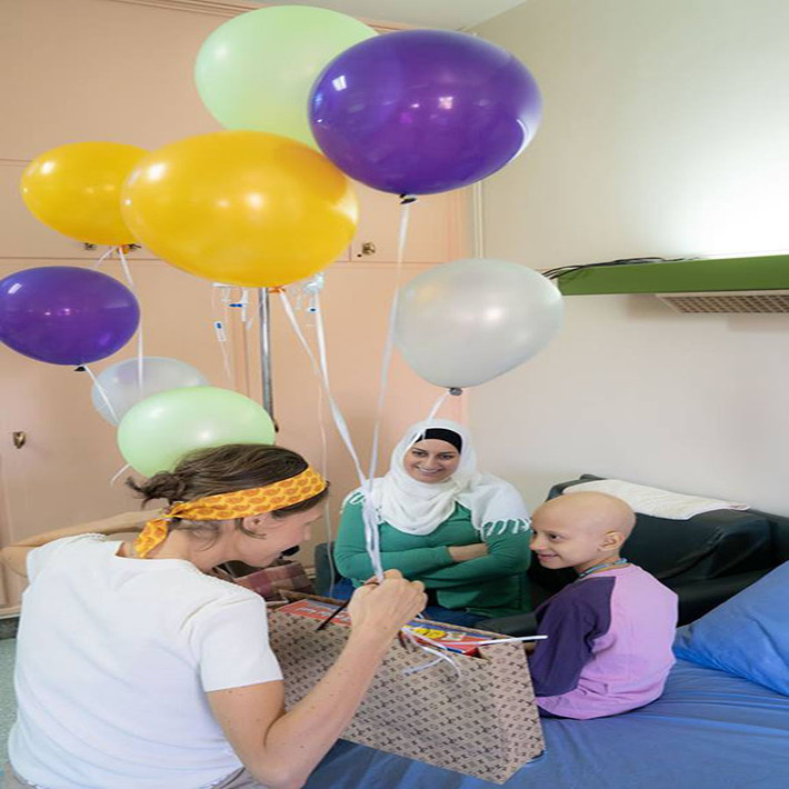 Đệ nhất phu nhân Asma al-Assad đến thăm và tặng quà cho một bệnh nhi. Ảnh: AMN.
