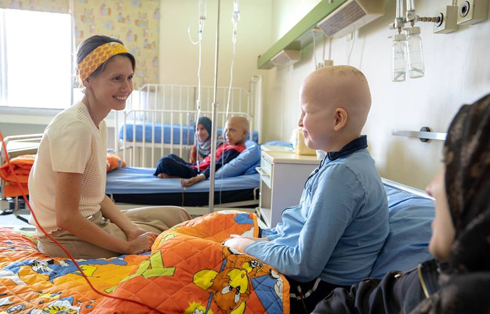 "Đệ nhất phu nhân Syria đã thăm hỏi nhiều em nhỏ và động viên các em trong cuộc chiến chống lại căn bệnh ung thư", nguồn tin cho hay. Ảnh: AMN.