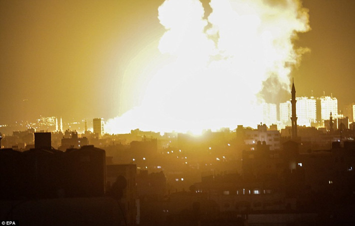 Khói lửa bốc lên sau các cuộc không kích của Israel nhằm vào căn cứ của phong trào Hama ở thành phố Gaza. Ảnh: EPA.