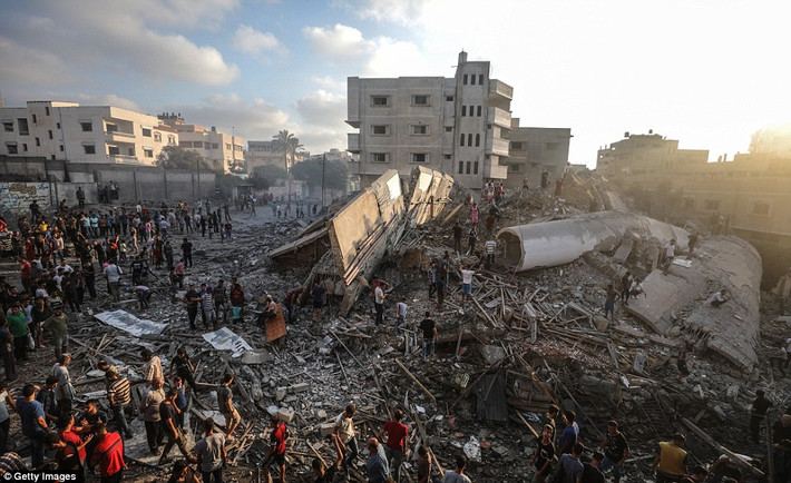 Một tòa nhà ở thành phố Gaza bị phá hủy hoàn toàn trong đợt oanh kích của lực lượng Israel. Ảnh: Getty.