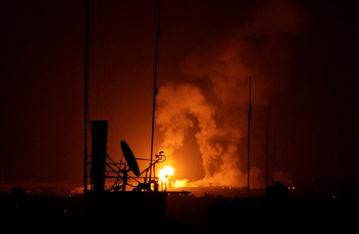 Một vụ nổ xảy ra sau khi Israel không kích vào Dải Gaza hôm 9/8. Ảnh: Reuters.