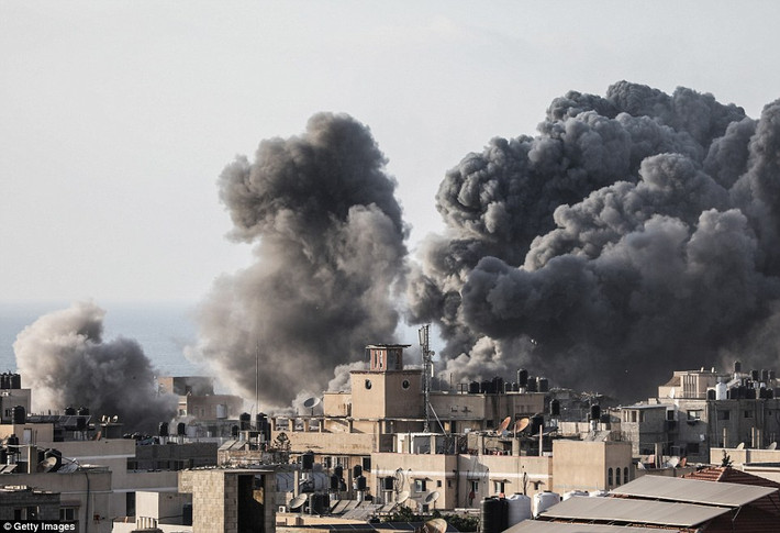 Theo Daily Mail, căng thẳng tại Dải Gaza bùng phát khi Phong trào Hồi giáo Hamas và Israel oanh kích lẫn nhau trong những ngày qua, khiến ít nhất 3 người thiệt mạng và hàng chục người khác bị thương. Ảnh: Getty.