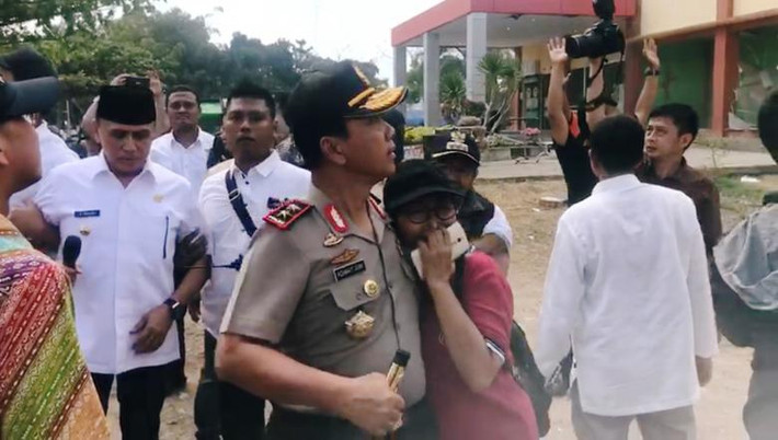 Thống đốc Tây Java và cảnh sát West Nusa Tenggara đứng trước một bệnh viện bị đóng cửa khi một trận động đất mạnh 6,2 độ Richter xảy ra ở Lombok ngày 9/8. Ảnh: Reuters.