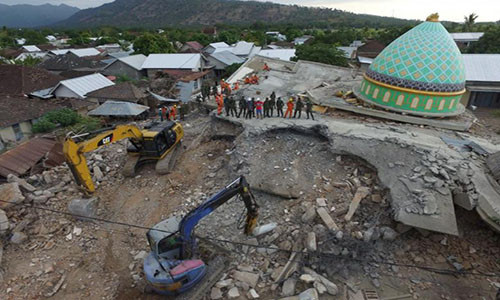 Được biết, phần lớn nạn nhân thiệt mạng ở khu vực Kayangan phía bắc của đảo Lombok, một trong những nơi chịu ảnh hưởng nặng nề nhất trong trận động đất vừa qua. Ngoài ra, hơn 1.000 người bị thương và hơn 270.000 người đã phải sơ tán tới nơi an toàn. Ảnh: Reuters.