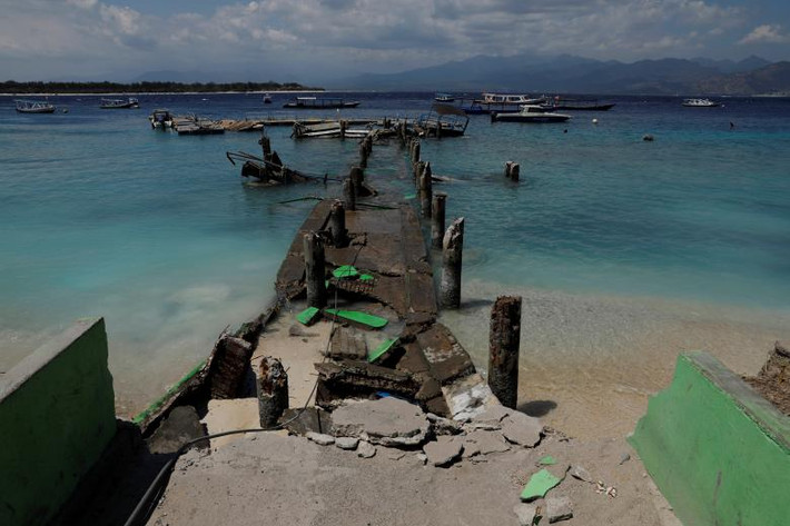 Một cầu tàu bị phá hủy sau trận động đất trên đảo Gili Trawangan hôm 9/8. Ảnh: Reuters.