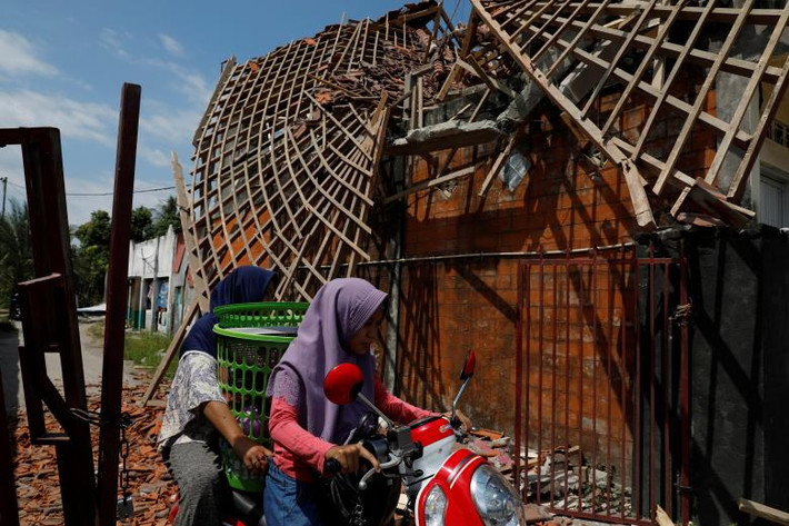 Một tòa nhà bị đổ sập tại cảng Bangsal, Pemenang, ngày 8/8. Ảnh: Reuters.