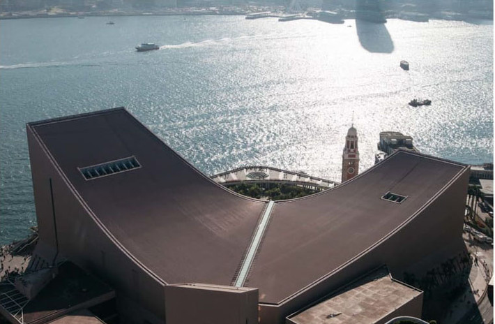 “Tôi chụp bức ảnh này từ tầng thượng của khách sạn The Peninsula ở Tsim Sha Tsui. Tôi rất thích chụp ảnh các thành phố từ trên cao”, Karl chia sẻ.