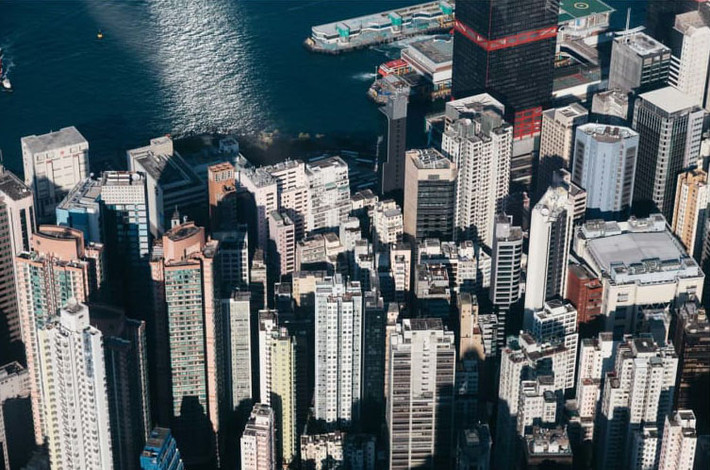 Thành phố Hong Kong với những tòa nhà cao tầng san sát nhau trong bức hình được chụp từ trực thăng.