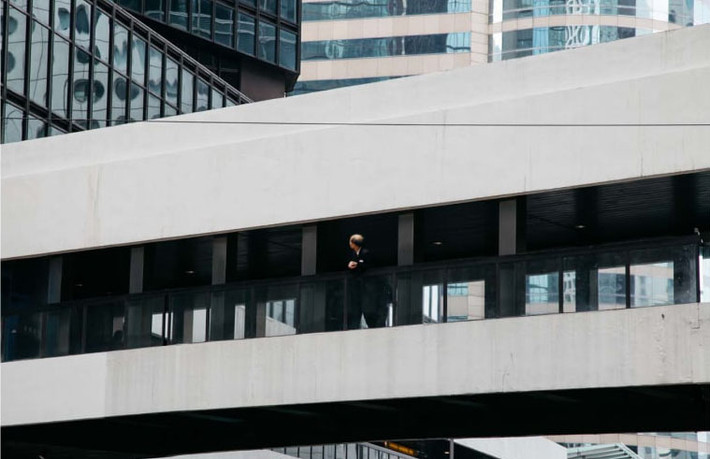 Lối đi ở khu Admiralty ngày thường vẫn đông đúc bỗng trở nên vắng vẻ khi Hab chụp bức hình này.