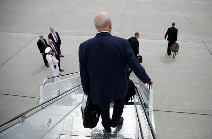 Tháp tùng ông Trump trong chuyến đi này còn có Chánh văn phòng Nhà Trắng John Kelly. Ảnh: Ông Kelly bước xuống chiếc Không lực Một tại căn cứ Fort Drum.