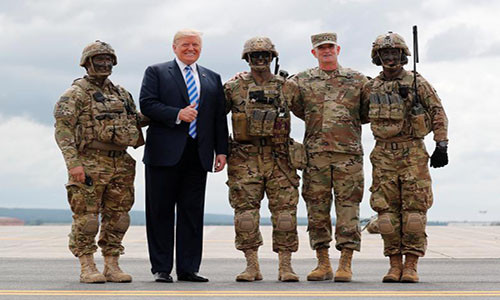 Ông chủ Nhà Trắng chụp ảnh cùng Tướng Walter Walt Piatt và các binh sĩ Mỹ tại căn cứ Fort Drum.
