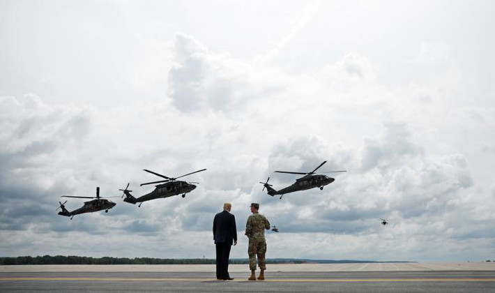 Tổng thống Trump trao đổi với Thiếu tướng Walter Walt Piatt, chỉ huy căn cứ Fort Drum.