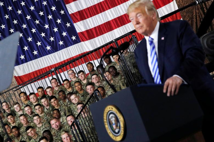 Ngày 13/8, sau kỳ nghỉ 12 ngày ở New Jersey, Tổng thống Trump đã tới thăm căn cứ Fort Drum ở New York và tại đây, ông đã ký ban hành Luật Ủy quyền Quốc phòng (NDAA) trị giá 716 tỷ USD cho năm tài khóa 2019. (Nguồn ảnh: Reuters)