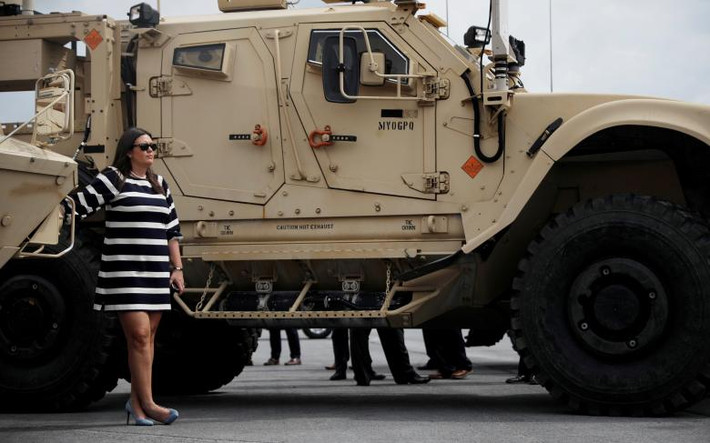Thư ký báo chí Nhà Trắng Sarah Huckabee Sanders tháp tùng ông Trump trong chuyến thăm căn cứ Ford Drum.