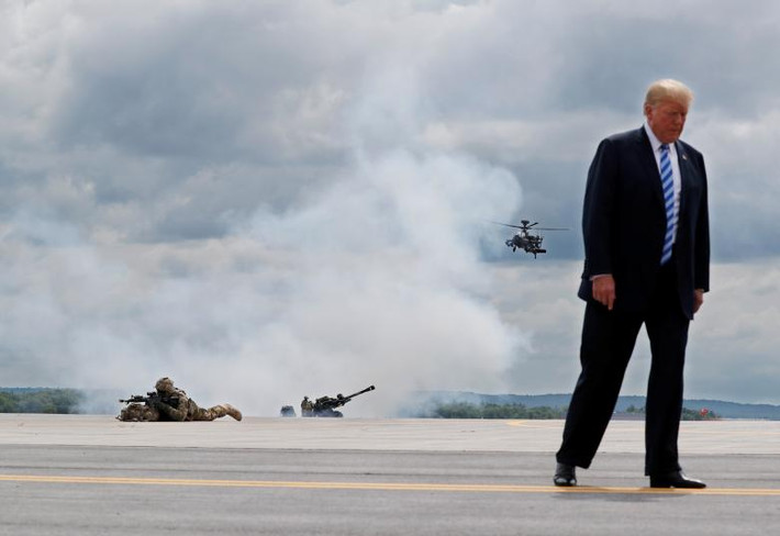 Tổng thống Trump cho rằng dự luật quốc phòng 716 tỷ USD là một trong những khoản đầu tư quan trọng nhất đối với quân đội (Mỹ) trong thời hiện đại và khẳng định rằng Mỹ sẽ tăng cường sức mạnh quân đội chưa từng thấy.