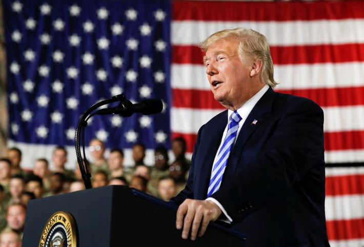Tổng thống Trump phát biểu trước các binh sĩ Mỹ.