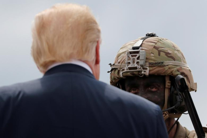 Tổng thống Trump trò chuyện với một binh sĩ Mỹ trong lúc theo dõi màn trình diễn quân sự trên không ở Fort Drum ngày 13/8.