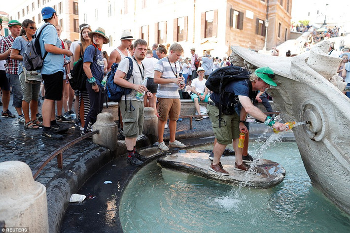 Mọi người xếp hàng lấy nước tại một đài phun nước công cộng ở Rome, Italy. Mời độc giả xem thêm video: Nhiều nước Châu Âu vật vã vì nắng nóng năm 2013 (Nguồn: VTC14)