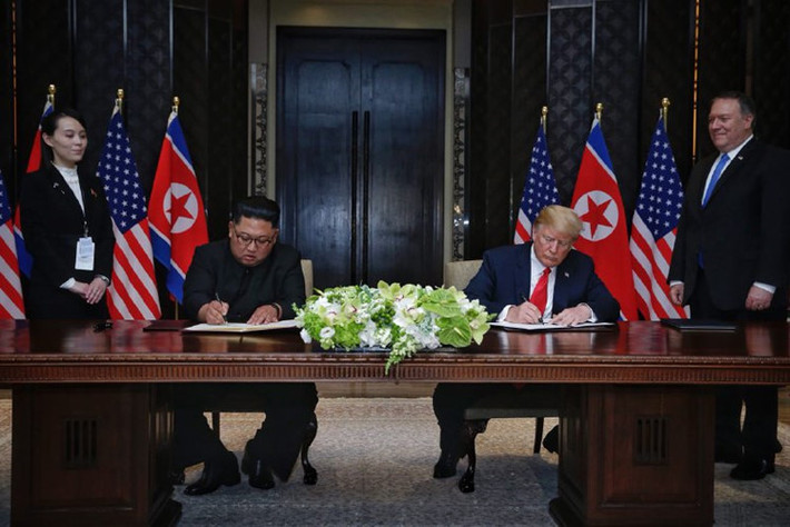 Ngày 12/6, Tổng thống Trump và nhà lãnh đạo Kim Jong-un cùng nhau ký kết thỏa thuận chung lịch sử tại Singapore. Một trong những thỏa thuận đạt được tại cuộc gặp Thượng đỉnh Mỹ-Triều này là “thúc đẩy phi hạt nhân hóa hoàn toàn bán đảo Triều Tiên” vốn được nhiều người kỳ vọng mở đầu cho các cuộc đàm phán hạt nhân được hai nước tiến hành trong suốt thời gian sau đó. Ảnh: ST.