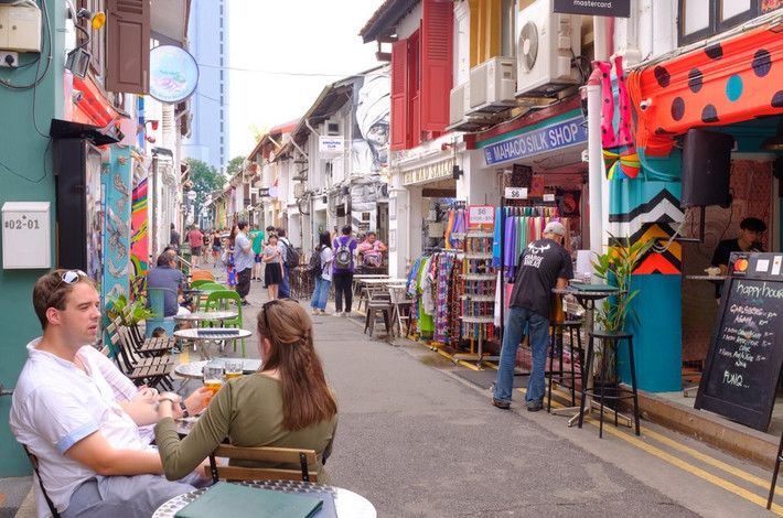 Con đường nhỏ hẹp Haja Lane nằm trong khu phố Kampong Glam ở Singapore.