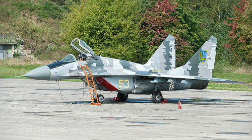 Ngoài hệ thống radar và định vị vệ tinh, những chiếc MIG-29MU1 sau nâng cấp có thể hỗ trợ phi công tăng khả năng theo dõi và ghi lại tốt hơn các thông số kĩ thuật của động cơ cũng như các hệ thống điện tử hàng không trên máy bay. Ảnh: Flickriver.