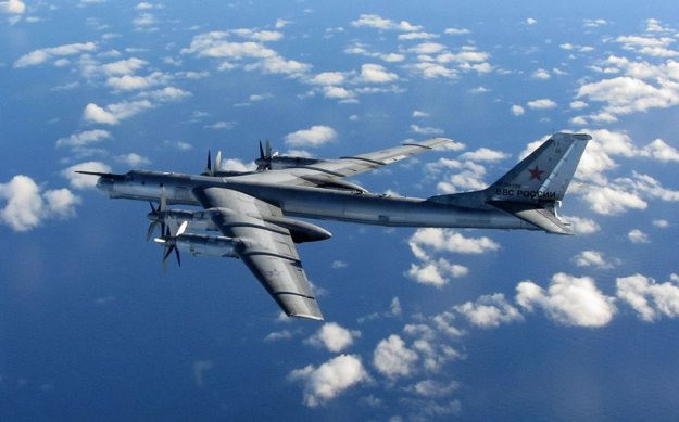 Máy bay ném bom chiến lược Tu-95MS có khả năng mang 15 tấn bom đạn, đặc biệt là có thể mang 8 tên lửa hành trình Kh-101 hoặc tên lửa có gắn đầu đạn hạt nhân Kh-102. Ảnh: theaviationist.com.