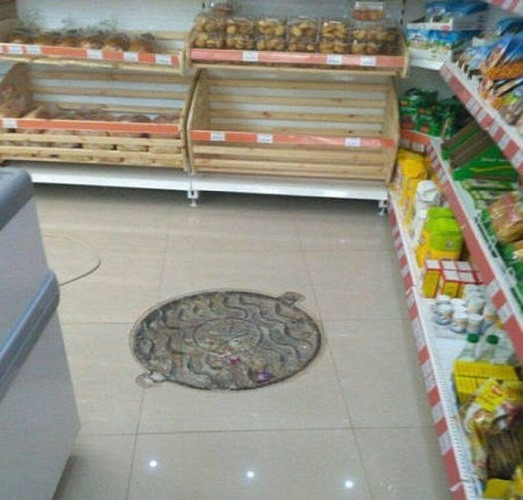 Thật khó hiểu khi xuất hiện nắp cống thoát nước trong một siêu thị ở nước Nga.