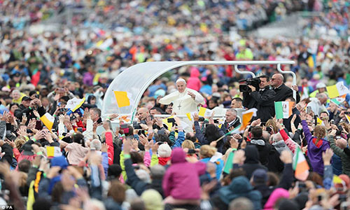 Theo báo Daily Mail, hàng trăm nghìn người đã tập trung tại công viên Phoenix Park ở thủ đô Dublin để tham dự buổi Thánh Lễ do Đức Giáo hoàng Francis chủ trì hôm 26/8, trước khi ông trở về Vatican, kết thúc chuyến thăm kéo dài hai ngày tới Ireland. (Nguồn ảnh: Daily Mail)