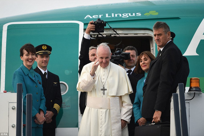 Giáo hoàng Francis mỉm cười và vẫy chào đám đông tại sân bay Dublin.