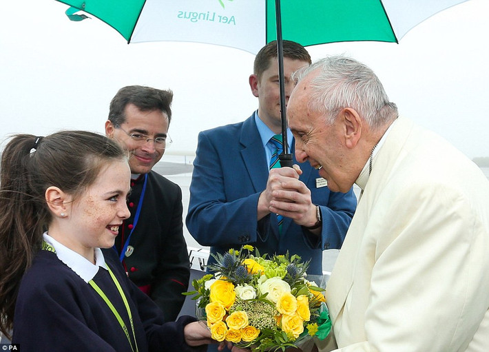 Saoirse McCarthy, 11 tuổi, tặng hoa cho Giáo hoàng Francis khi ông tới Knock Shrine.