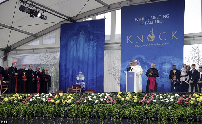 Trước đó cùng ngày, Giáo hoàng Francis đã có bài phát biểu về vấn đề lạm dụng tình dục trong chuyến thăm điện thờ Knock Shrine, Ireland.