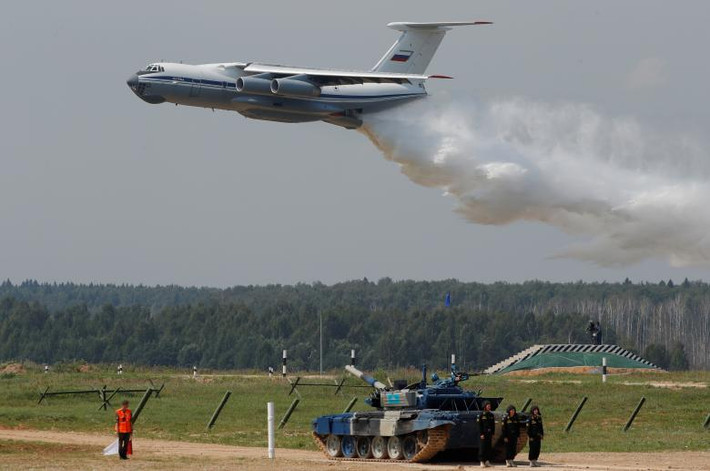 Chiếc máy bay IL-76 của Nga phun nước trong lễ khai mạc Hội thao quân sự quốc tế 2018 ở Alabino, ngoại ô thủ đô Moscow. Ảnh: Reuters.