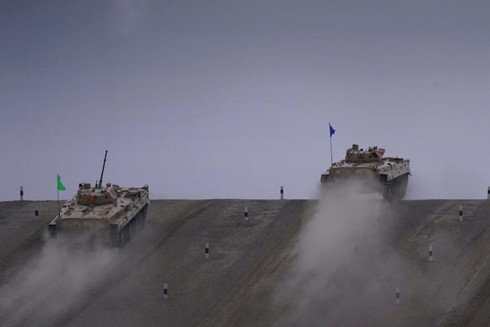 Hai chiếc xe chiến đấu bộ binh Trung Quốc leo dốc trong cuộc đua Suvorov Attack của hội thao Army Games 2018 được tổ chức tại Korla. Ảnh: Reuters.