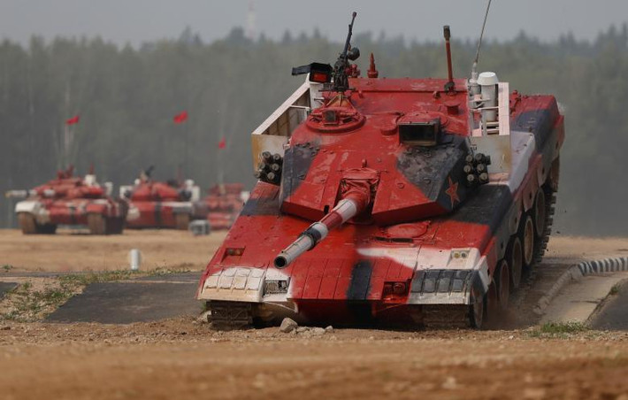 Chiếc xe tăng do đội Trung Quốc điều khiển vượt chướng ngại vật trong phần thi Tank Biathlon tại Alabino. Ảnh: Reuters.
