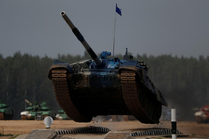 Một chiếc xe tăng T-72 do đội thi Kazakhstan điều khiển tham dự cuộc đua xe tăng Tank Biathlon tại Alabinon. Ảnh: Reuters.