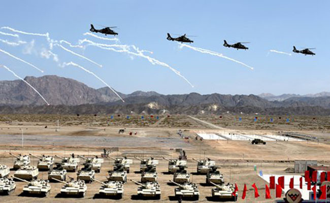 Dàn trực thăng và xe tăng biểu diễn trong lễ khai mạc hội thao Army Games 2018 tại Korla, Trung Quốc. Ảnh: ECNS.