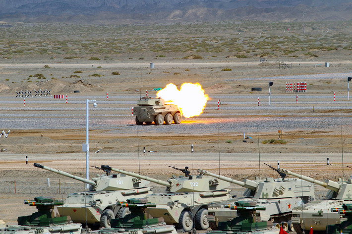 Xe chiến đấu bộ binh Trung Quốc khai hỏa trong phần thi Suvorov Attack ở Korla. Ảnh: China Daily.