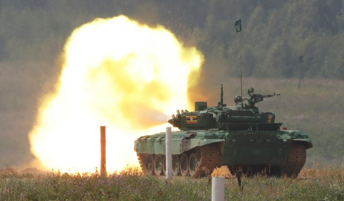 Đội thi đến từ Uganda khai hỏa xe tăng T-72 trong phần thi Tank Biathlon diễn ra tại nước Nga. Ảnh: Reuters.