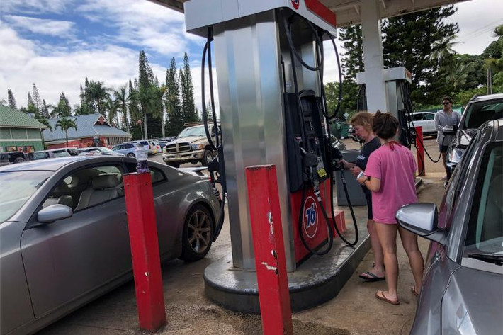 Người dân xếp hàng đổ xăng xe khi bão Lane đang tiến về đảo Kauai.