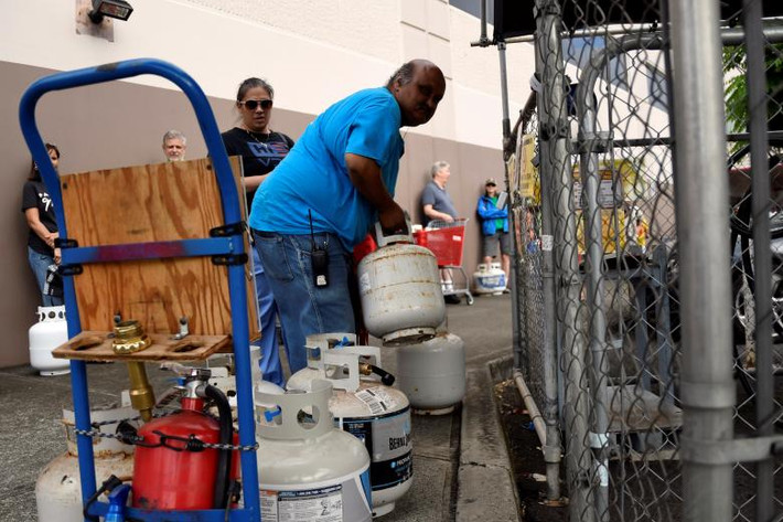 Người dân xếp hàng đổ gas trước khi bão đổ bộ Honolulu.