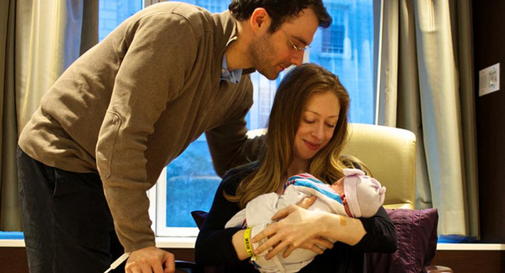 Ngày 31/7/2010, Chelsea kết hôn với Marc Mezvinsky ở Rhinebeck, thành phố New York. Hiện tại, cô đang có cuộc sống hạnh phúc bên chồng và hai con là bé Charlotte Clinton Mezvinsky (sinh năm 2014) và bé Aidan Clinton Mezvinsky (sinh năm 2016). Ảnh: AP.