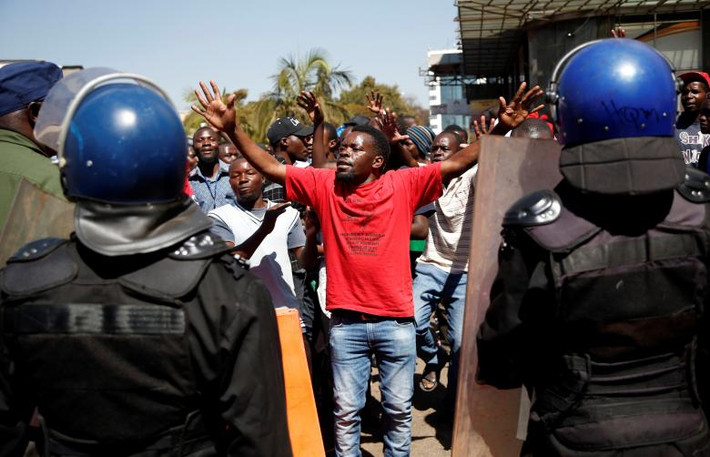 Trước đó cùng ngày, Ủy ban Bầu cử Zimbabwe (ZEC) đã công bố kết quả chính thức cuộc bầu cử ngày 30/7 của nước này. Theo đó, đảng ZANU-PF cầm quyền của Tổng thống Emmerson Mnangagwa đã giành được 2/3 số ghế trong Quốc hội.