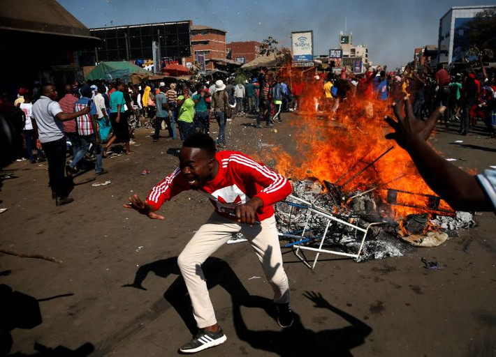 Ngày 1/8, Tổng thống Zimbabwe Emmerson Mnangagwa đã kêu gọi người dân bình tĩnh sau khi xảy ra đụng độ giữa những người ủng hộ phe đối lập và lực lượng cảnh sát ở Harare.