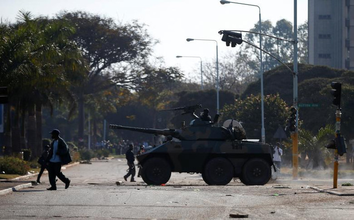 Xe tăng quân đội Zimbabwe tuần tra trên đường phố ở Harare.