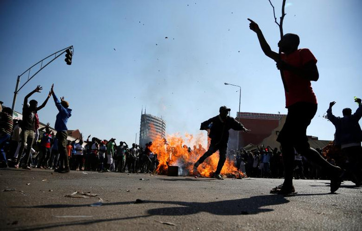 Đám đông người ủng hộ MDC phong tỏa một con phố ở thủ đô Zimbabwe.