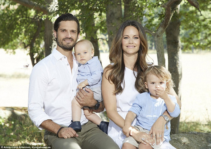 Bức ảnh về tổ ấm của Hoàng tử Carl Philip, con trai duy nhất của Vua Carl XVI và Hoàng hậu Silvia, bên vợ Công nương Sofia và hai con trai là Hoàng tử Alexander và Gabriel. Mời độc giả xem thêm video: Bốn thế hệ Hoàng gia Anh cùng chụp ảnh sau 120 năm hồi năm 2013 (Nguồn: VTC14)
